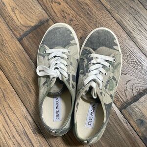 Steve Madden women’s elore sneaker. Size 7